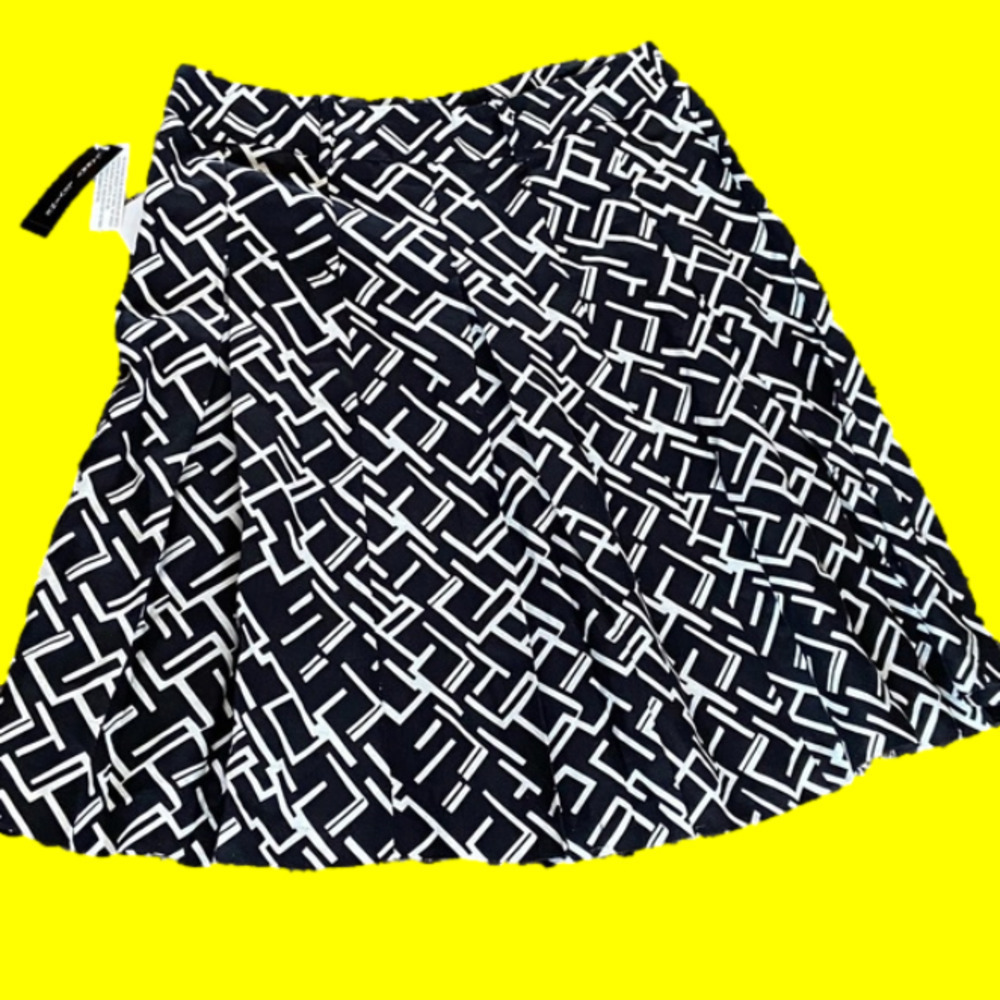 𝅺LARRY Levine NWT pleated skirt. Belt loops in fun geometric pattern.